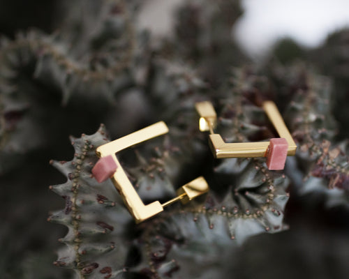 Quadrato Studs Gold with Pink Opal